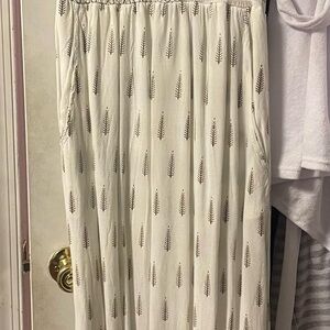 Elegant White Patterned Skirt